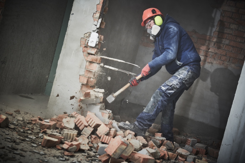 Demolition Work And Rearrangement Worker With Sledgehammer Destroying Wall Conseils Et Devis